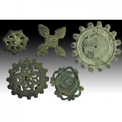 2703 - ROMA. Imperio Romano. Lote de dos apliques y tres adornos de correaje (I-III d.C.). Un aplique con cuatro palmetas. Bronce. Altura 6,5 cm, 5,5 cm, 6,0 cm, 5,5 cm y 3,5 cm.