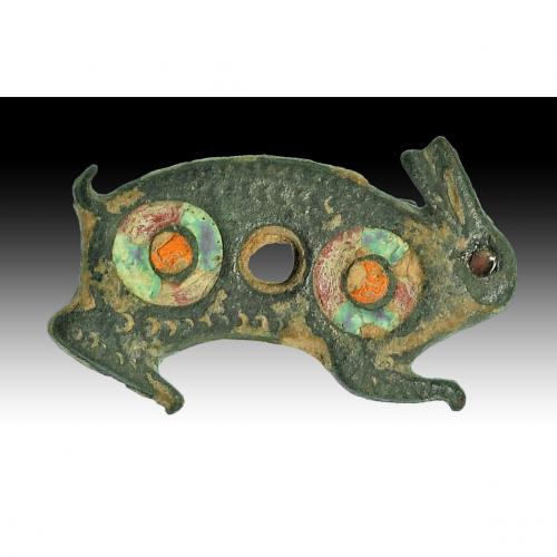2706 - ROMA. Imperio Romano. Aplique (III-IV d.C.). Bronce. Con forma de conejo decorado con dos círculos con pasta vítrea de color rojo, naranja y turquesa. Longitud 28 mm. Ojo pegado.