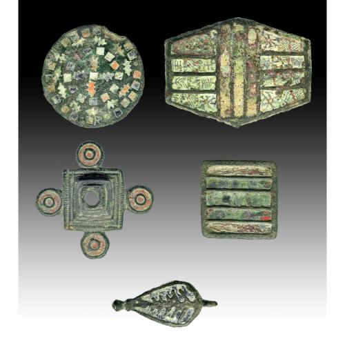 2707 - ROMA. Imperio Romano. Lote de cuatro objetos (IV-V d.C.). Tres apliques, un colgante y disco circular con decoración de pasta vítrea polícroma. Altura 2,3-3,4 cm.