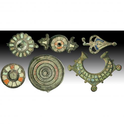 2708 - ROMA. Imperio Romano. Lote de seis objetos (V d.C.). Bronce y pasta vítrea. Tres apliques, dos fíbulas y un colgante. Longitud de 3,3 a 7,0 cm.