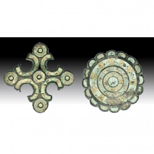 2709 - ROMA. Imperio Romano. Lote de dos objetos (V d.C.). Bronce y pasta vítrea. Una fíbula y un aplique, ambos con decoraciones de pasta vítrea polícroma. Diámetro: 3,0 cm y 4,2 cm.