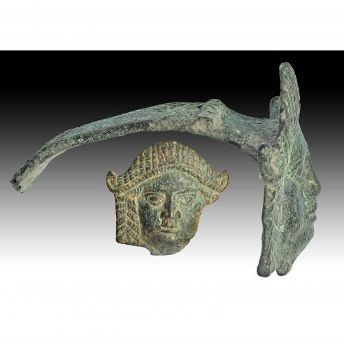 2715   -  ROMA. Imperio Romano. Asa de lucerna (Fines I d.C.). Bronce. Con representación de máscara teatral. Longitud 10,5 cm.