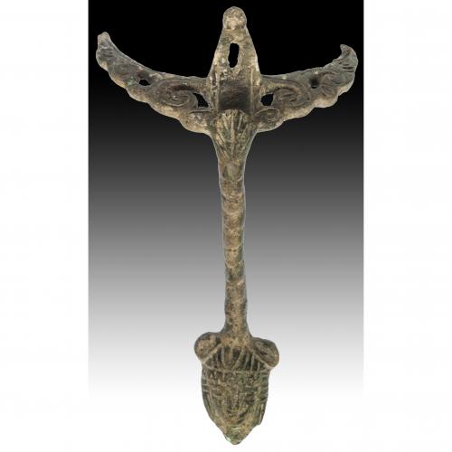 2716 - ROMA. Imperio Romano. Asa de jarra (I-III d.C.). Bronce. Remate en cabeza femenina y parte superior con volutas y roleos. Altura 18,3 cm.