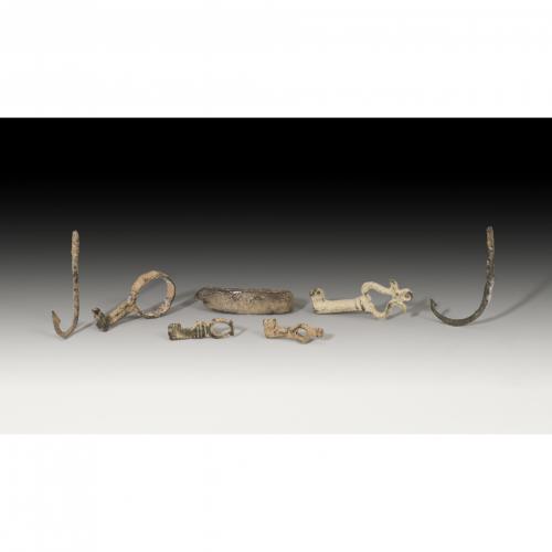 2724 - ROMA. Imperio Romano. Lote de siete objetos (I-IV d.C.). Bronce. Dos anzuelos, cuatro llaves y un objeto rectangular con apéndice punzante. Altura 4,1 cm (anzuelos). Longitud 2,6-4,5 cm.