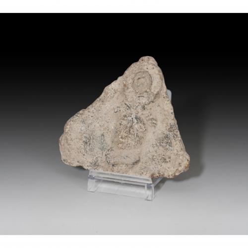 2726   -  ROMA. Imperio Romano. Placa triangular (I-IV d.C.). Plomo. Con representación de cabeza de frente con arandela. Altura 7,2 cm.