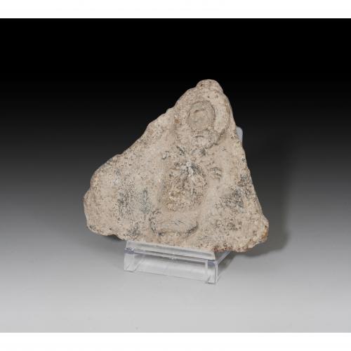 2726 - ROMA. Imperio Romano. Placa triangular (I-IV d.C.). Plomo. Con representación de cabeza de frente con arandela. Altura 7,2 cm.
