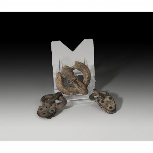 2727 - VISIGODO. Lote de tres hebillas (VI-VII d.C.). Bronce. Longitud 3,2-3,5 cm.