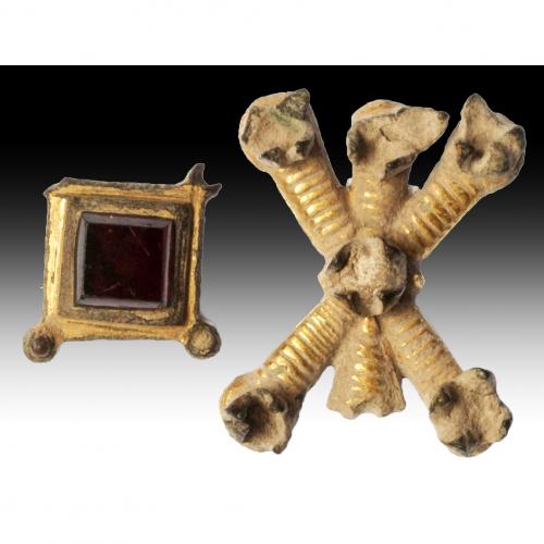 2728 - VISIGODOS. Lote de 2 elementos decorativos (V-VIII d.C.). Bronce dorado. Altura 1,6 y 3,2 cm.