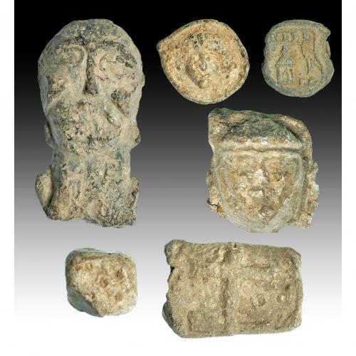 2731 - PERÍODO MEDIEVAL CRISTIANO Y ÁRABE. Lote de 5 piezas de plomo: dado y amuleto islámico (incompleto, con palabra Allah en anv. y cruz sobre podio en rev.), dos cabezas masculinas y dos objetos monetiformes cristianos (X-XI d.C.). Altura: 16-36 mm. Diámetro: 14 y 17 mm.