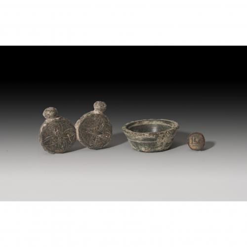2732 - PERÍODO MEDIEVAL CRISTIANO Y ÁRABE. Lote de tres objetos (X-XV d.C.). Bronce. Ponderal de medio dinar (1,78gr.) con la palabra "justo" (عدل) (paralelo Tonegawa Collection Ref. D. 92), ponderal de vasos anidados y dos amuletos con decoración floral unidos. Diámetro 8-25 mm.