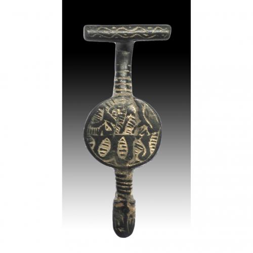 2733 - PERÍODO MEDIEVAL CRISTIANO. Fíbula (XIII-XV d.C.). Bronce dorado. Con decoración con técnica de ataujía. Longitud 5,5 cm.