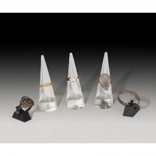 2735 - ROMA, PERÍODO MEDIEVAL Y EDAD MODERNA. Lote de cinco anillos (I-II; XIII-XV; XVII-XVIII). Bronce y vidrio. Diámetro interior 12-22 mm.