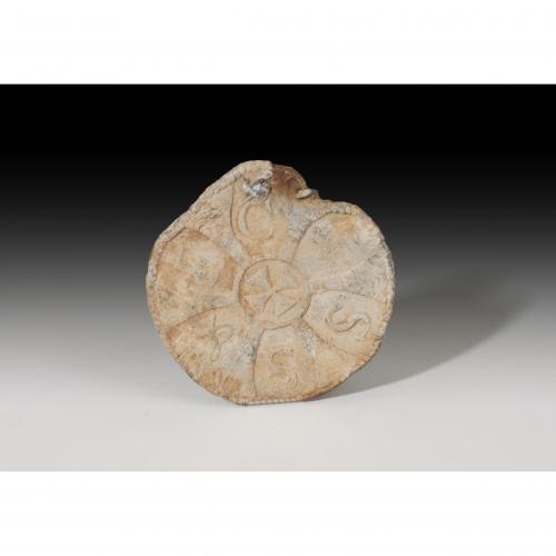 2737   -  EDAD MODERNA. Placa circular (XV-XVI d.C.). Plomo. Cruz central e inscripción alrededor. Diámetro 4,1 cm.