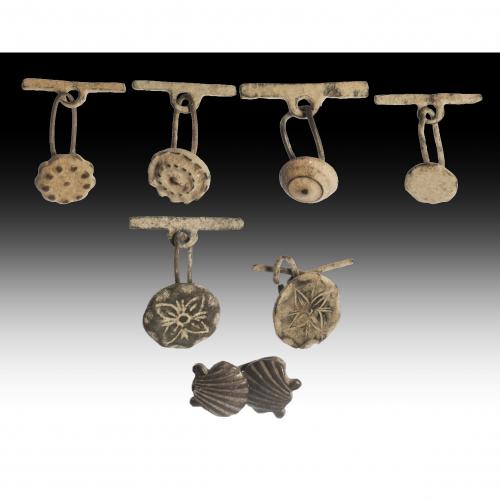 2739 - EDAD MODERNA. Lote de ocho gemelos (XVIII-XIX). Bronce. Con decoración geométrica y/o vegetal. Diámetro 15,0-22,0 mm.