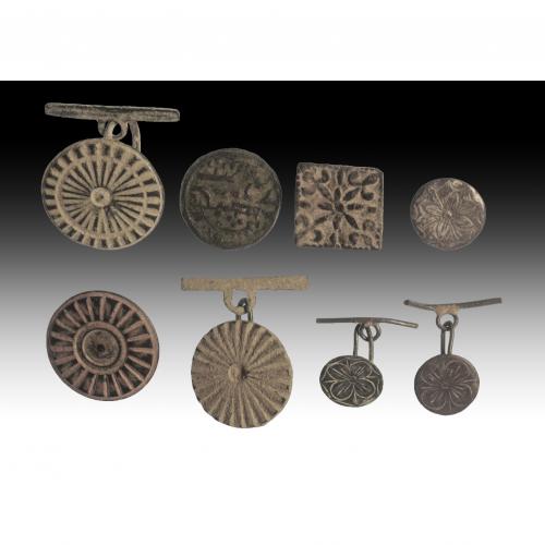 2740 - EDAD MODERNA. Lote de ocho gemelos (XVIII-XIX). Bronce. Con decoración geométrica y/o vegetal. Diámetro 15,0-22,0 mm.