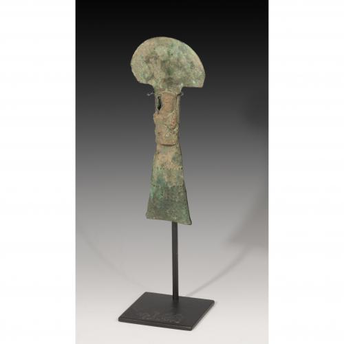 2746 - PREHISPÁNICO. Cuchillo ceremonial sonaja (¿Cultura Vicús? 100-500 d.C.). Bronce. Longitud 12,2 cm.