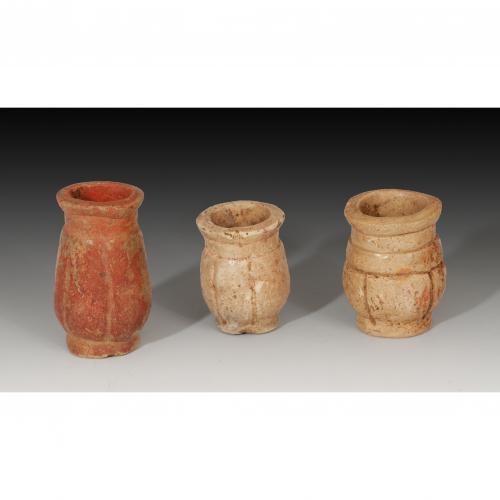 2749 - PREHISPÁNICO. Lote de tres frascos medicinales y/o de tabaco (Cultura Maya 600-800 d.C.). Terracota.. Altura 3,1-5,0 cm.