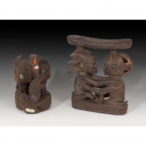 2753 - PREHISPANICO y ÁFRICA. Lote de dos esculturas (II-X d.C. y XIX d.C.). Madera. Dos figuras antropomorfas sedentes enfrentadas y una figura zoomorfa enredada en serpiente. Altura 9,8 y 14,9 cm.