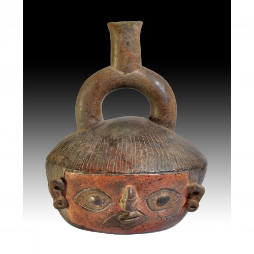 2755   -  PREHISPÁNICO. Vasija de asa de estribo antropomorfa (Cultura Chavín, 1000-400 a.C.). Cerámica policromada. Altura 22,5 cm. 