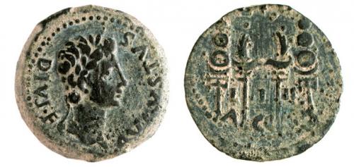4 - ACCI. As. Augusto. A/ Cabeza laureada a der.; AVGVSTVS DIVI F. R/ Dos aquilae entre dos signa; (C I G)/ L-I-II/A-C(CI). AE 11,13 g. 29 mm. RPC-135. APRH-135. ACIP-3003. CC-4330, mismo ejemplar. Rayita en anv. Pátina verde. MBC/MBC-. Escasa.
