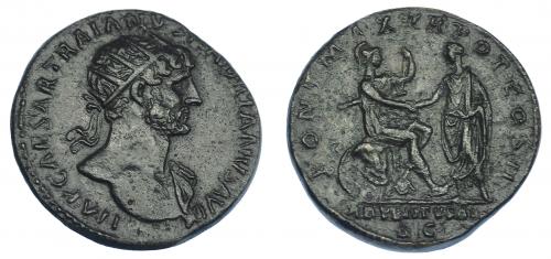 537 - IMPERIO ROMANO. ADRIANO. Dupondio. Roma (117). A/ Busto radiado a der., con manto sobre el hombro izq.; IMP CAESAR TRAIANVS HADRIANVS AVG. R/ Roma sentada a der. con lanza, estrechando la mano a Adriano togado y de pie a izq.; PONT MAX TR POT COS II, exergo ADVENTVS AVG /SC. AE 11,75 g. 26,1 mm. RIC-159. Pátina verde rugosa. MBC+. Escasa.
