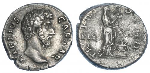 546 - IMPERIO ROMANO. AELIO. Denario. Roma (137). A/ Cabeza a der.; L AELIVS CAESAR. R/ Pietas a der. levantando sus manos sobre altar; TR POT COS II, PIE-TAS. AR 3,45 g. 16,4 mm. RIC-2630. Cospel abierto. MBC+/MBC-.