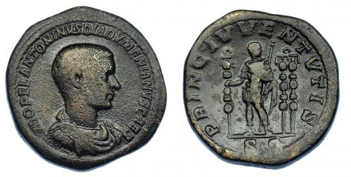 562 - IMPERIO ROMANO. DIADUMENIANO. Sestercio. Roma (217-218). A/ Busto drapeado y con coraza a der.; M OPEL ANTONINVS DIADVMENIANVS CAES. R/ El emperador de frente sosteniendo signum y cetro, a la der. signum y aquila; PRINC IVVENTVTIS, SC. AE 23,78 g. 33,9 mm. Porosidades en anv. MBC-. Rara.