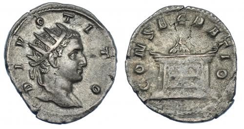 565 - IMPERIO ROMANO. TRAJANO DECIO. Restitución de Tito. Antoniniano. Mediolanum (250-251). A/ Busto radiado de Tito a der.; DIVO TITO. R/ Altar; CONSECRATIO. VE 3,20 g. 23 mm. RIC-82b. Pequeñas marcas. MBC+/BC+. Rara.