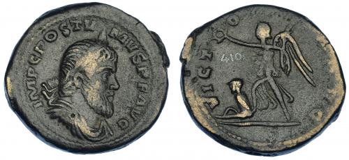 573 - IMPERIO ROMANO. PÓSTUMO. Sestercio. Lugdunum (261). A/ Busto laureado, drapeado y con coraza a der.; IMP C POSTVMVS P F AVG. R/ Victoria avanzando a izq. con corona, palma y cautivo a sus pies; VICTORIA AVG. AE 17,01 g. 32,9 mm. RIC-170. MBC.