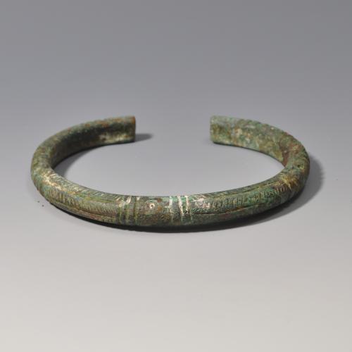 45   -  PRÓXIMO ORIENTE. Luristán. Brazalete con decoraciones incisas (ss. IX-VI a.C.). Bronce. Diámetro 12,5 cm