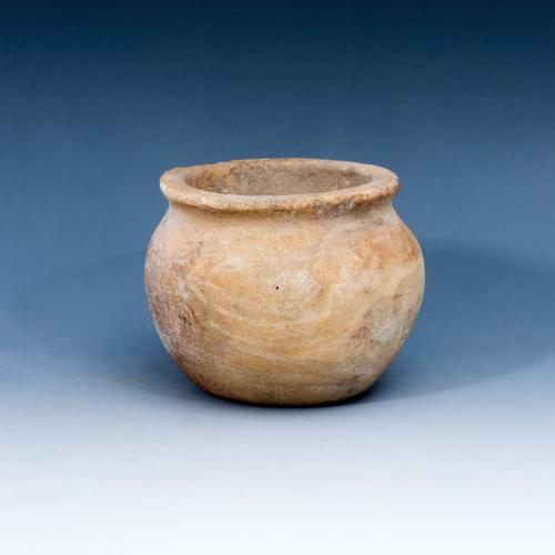 52   -  BACTRIA. Vaso (I milenio a.C.). Alabastro. Altura 8 cm.