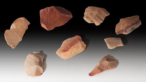 2003 - ARQUEOLOGÍA. PREHISTORIA. Período Musteriense. Lote de 8 útiles microlíticos (80.000 a.C.). Cuarcita y sílex. Altura 6,5 a 5 cm.