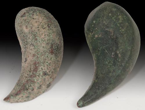 2020 - ARQUEOLOGÍA. MUNDO ANTIGUO. Lote de dos objetos. Bronce. Longitud 4 y 4,5 cm.