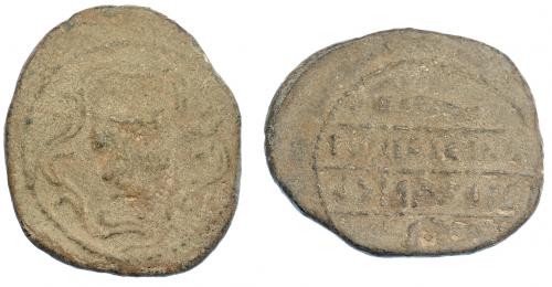 281 - HISPANIA ANTIGUA. TURRIREGINA. Plomo monetiforme. A/ Cabeza con casco a der., alrededor gráfila de hiedra. R/ Falcata y rodela, en medio ley. entre líneas TVRRIRICINA/t´lsurkn. Pb 21,73 g, 35 mm. CCP-no. BC+.
