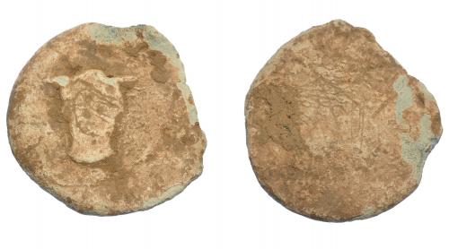 290 - HISPANIA ANTIGUA. Plomo monetiforme. Serie de las minas. A/ Cabeza frontal de toro. R/ Frustro. Pb 61,16 g. 48,6 mm. CCP-anv. sim. a pp. 28-29. BC-/MC.