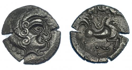 299 - GRECIA ANTIGUA. GALIA. Armoricanos. Estátera de vellón (c. 75-50 a.C.). A/ Cabeza a der. con nariz en forma de ancla. R/ Carro a der., encima Victoria y debajo jabalí. VE 6,56 g. 22,1 mm. De la Tour 6598. Gruel & Morin 894. Cospel abierto. EBC-. Rara en esta conservación. Ex col. Guadán 1252.