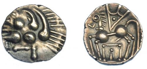 302 - GRECIA ANTIGUA. GALIA. Elusates. Dracma (100-50 a.C.). A/ Cabeza a der. R/ Caballo avanzando a izq., encima elemento triangular y debajo cuadrado. AR 3,05 g. 17,1 mm. Depeyrot, NC II, 298. F&P ELU-3587. CCCBM II 111-26. MBC+. Ex col. Guadán 1257.