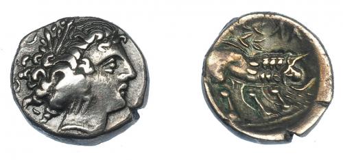 303 - GRECIA ANTIGUA. CELTAS. Imitaciones de Massalia (sureste de Galia). Dracma (s. II a.C.). A/ Cabeza de ninfa a der. R/ León a der. con fauces abiertas; AA ΣΣ ΛΛ. AR 2,60 g. 14,6 mm. BMC-3,17. Castelin 1025-1026. MBC. Ex col. Guadán 1242.