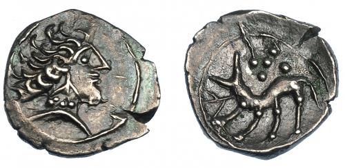 304 - GRECIA ANTIGUA. CELTAS. Imitaciones de Massalia (sureste de Galia). Óbolo (ss. II-I a.C.). A/ Cabeza masculina con collar a der. R/ Figura zoomorfa a izq., encima cinco glóbulos formando cruz. AR 0,64 g. 10,8 mm. Catálogo de la exposición Casorella (1997) p. 62. EBC-. Muy rara. Ex col. Guadán 1245.