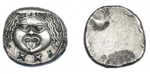 305 - GRECIA ANTIGUA. ETRURIA. Populonia (350-280 a.C.). Didracma de 20 unidades. A/ Cabeza de Gorgona de frente, debajo XX. 8,18 g. 20,7 mm. COP-1. SBG-275 vte. Pequeñas marcas. EBC-. Rara en esta conservación. Ex col. Guadán 1279.