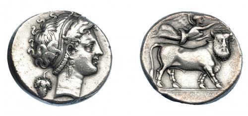 307 - GRECIA ANTIGUA. CAMPANIA. Neapolis. Didracma (325-241 a.C.). A/ Cabeza de ninfa a der., detrás racimo de uvas. R/ Toro androsopo a der. coronado por Nike, en el exergo NEOΠOΛIΩTN. AR 6,15 g. 19,6 mm. COP-398. SBG-299. Ligeramente abrillantada. MBC+/MBC. Ex col. Guadán 1310.