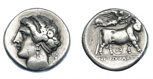 310 - GRECIA ANTIGUA. CAMPANIA. Neapolis. Didracma (325-241 a.C.). A/ Cabeza de ninfa a izq., detrás ¿Atenea? R/ Toro androsopo a der. coronado por Nike, debajo IΣ, en el exergo NEOΠOΛIΩTN. AR 7,05 g. 19,9 mm. COP-459. SBG-310 vte. MBC/MBC-. Ex col. Guadán 1318.