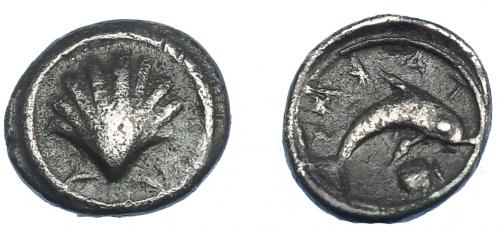 311 - GRECIA ANTIGUA. CALABRIA. Tarento. Hemióbolo (510-460 a.C.). A/ Concha. R/ Delfín a der., debajo concha; TARA (retrógrado). AR 0,68 g. 10,1 mm. COP-786 vte. SBG-355. BMC-1,398. MBC. Ex col. Guadán-1364.
