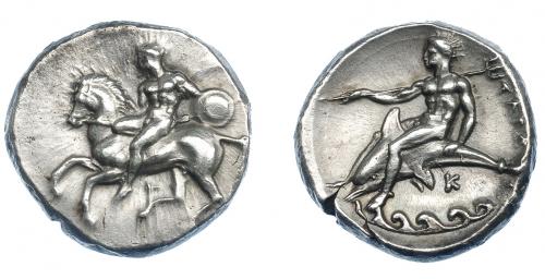312 - GRECIA ANTIGUA. CALABRIA. Tarento. Didracma (380-340 a.C.). A/ Jinete con lanza y escudo a izq., debajo letra D. R/ Taras con tridente sobre delfín a izq., debajo olas y entre ellos K; TARAS. AR 7,85 g. 21,6 mm. COP-no. SNG ANS-931. SBG-348. EBC. Muy escasa en esta conservación. Ex col. Guadán 1366.