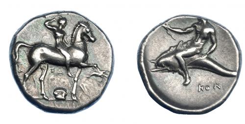 313 - GRECIA ANTIGUA. CALABRIA. Tarento. Didracma (334-302 a.C.). A/ Jinete avanzando a der., debajo capitel jónico. R/ Taras con látigo sobre delfín a izq.; KON debajo; TAPAΣ. AR 7,78 g. 20,7 mm. COP-no. SNG ANS-1025. SBG-363. MBC+/EBC-. Ex col. Guadán 1370.