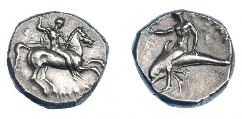 315 - GRECIA ANTIGUA. CALABRIA. Tarento. Didracma (302-280 a.C.). A/ Jinete con lanza a der.; ΔEINOKPATHΣ debajo, ΣI detrás. R/ Taras con delfín sobre delfín a izq.; TAPAΣ. SNG ANS 1066. SBG-363. AR 7,82 g. 19,7 mm. EBC-. Ex col. Guadán 1378.