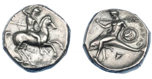 316 - GRECIA ANTIGUA. CALABRIA. Tarento. Didracma (302-290 a.C.). A/ Jinete galopando a der. con tres lanzas y escudo; debajo ΔAI. R/ Taras sobre delfín a izq. con tridente y escudo con hipocampo; ΦI a izq., debajo caracola; TAPAΣ. AR 7,86 g. 20,2 mm. COP-846. SBG-365. EBC-/EBC. Ex col. Guadán 1368.