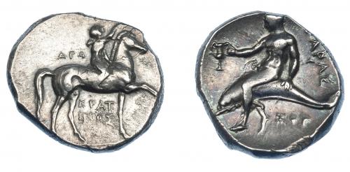 318 - GRECIA ANTIGUA. CALABRIA. Tarento. Didracma (280 a.C.). A/ Jinete a der. coronando a caballo; detrás AΓΩ, debajo KPAT/INOΣ. R/ Taras con cántaro sobre delfín a izq.; ZOP debajo; TAPAΣ. AR 7,95 g. 21,8 mm. COP-no. SNG ANS-1055. SBG-363. MBC+/EBC-. Ex col. Guadán 1376.