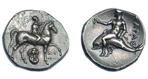 320 - GRECIA ANTIGUA. CALABRIA. Tarento. Didracma (272-240 a.C.). A/ Jinete a der., monograma a izq., máscara de Sileno debajo; KY/NΩN. R/ Taras con cántaro sobre delfín a izq.; TAPAΣ. COP-861 vte. (sin monograma). SNG ANS-1189. SBG-363. Leves erosiones. EBC-/MBC+. Ex col. Guadán 1386.