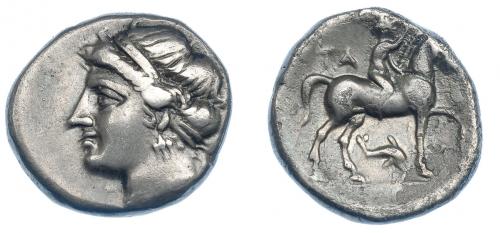 321 - GRECIA ANTIGUA. CALABRIA. Tarento. Didracma (281-228 a.C.). Serie Campano-tarentina. A/ Cabeza diademada de ninfa a izq. R/ Jinete a der. coronando caballo; TA detrás, debajo delfín. AR 7,01 g. 20,5 mm. COP-901 vte. (letras en anv.). SBG-366. Pequeñas marcas. MBC. Ex col. Guadán 1393.